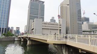 四ツ橋筋となにわ筋に挟まれて堂島川にかかります