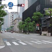 北行きの一方通行なのに５車線ある広い通り