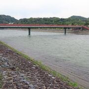 宇治川右岸から中州の橘島へ渡る赤い橋