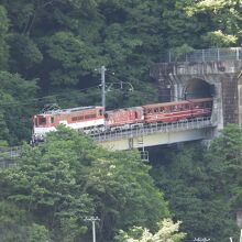 対岸を走る井川線