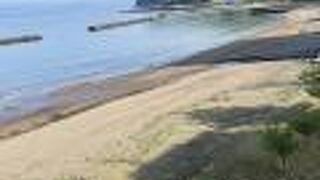 温泉街に面している海水浴場