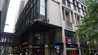 複数棟にまたがるショッピングモール。