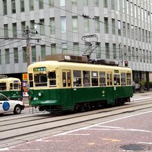 中華街前を走る路面電車