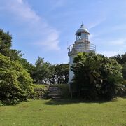 叶崎に立つ現役の小さな灯台