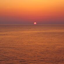 水平線から日が昇る瞬間