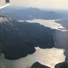 手前がパンケトー、奥が阿寒湖