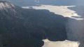 陸地からはなかなか見ることができないパンケトーも空からなら一望