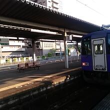 加茂駅のホームです。写真は関西線の車両。