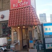 横浜大さん橋手前の交差点にあるカフェ