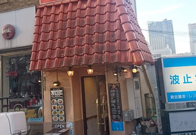 横浜大さん橋手前の交差点にあるカフェ