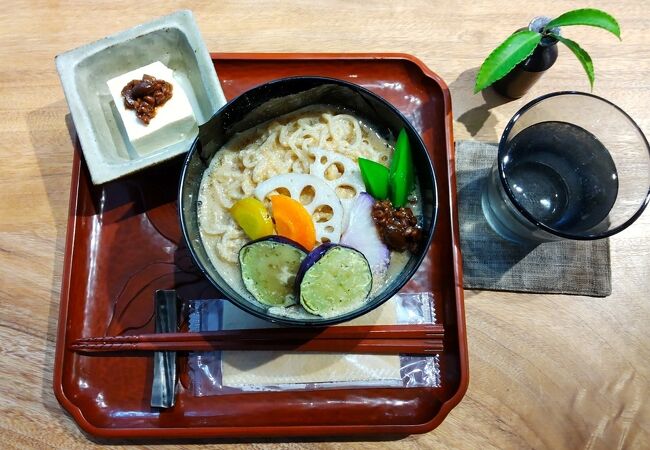 鎌倉彫会館の鎌倉彫漆器で供されるカフェ