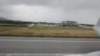 セスナ機のような飛行機で到着