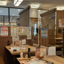 ちょっと狭い感じの店内