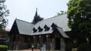 モダンな洋館の校舎が印象的です。