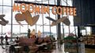 ムーミンに見つめられながら飛行機を眺めるカフェ？