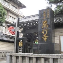 ドーンとまず目立ちます