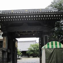 中へと向かいます