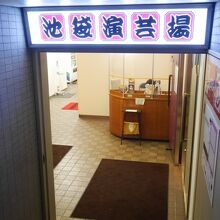 階段をおりていく。