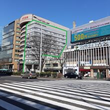 緑の線で囲んだ建物がこのホテル