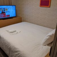 ベッド。枕２つ。