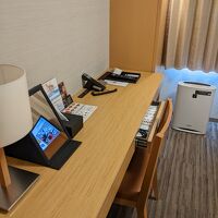 机の下に冷蔵庫もあります。冷凍庫としては微妙