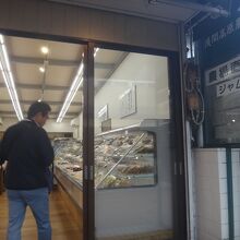 店舗面積はそこそこの広さだが土産用と考えると十分