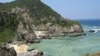 遠くに粟国島を望む