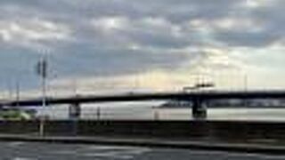 歩いて渡れます