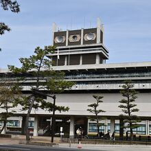 突き出た屋根が寺院の本殿のよう