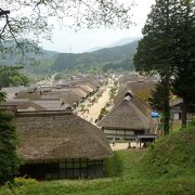 茅葺屋根の宿場町の街並みがそのまま残っています。