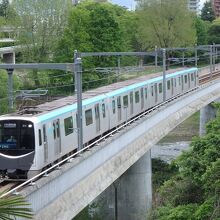 東西線の車両はちょっと小さい感じだ