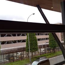 駐車場がよく見える窓