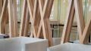 木目調の落ち着いた内部