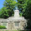黒澤鷹次郎氏の像が建っています