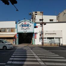 JR岡山駅西口から徒歩数分、奉還町商店街の入口。