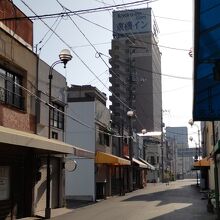 奉還町入口から直ぐのところにある東横イン岡山駅西口右。