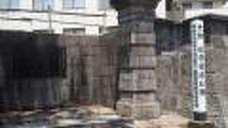 記念碑のもある