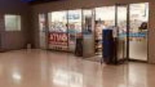 青い看板が目立つ