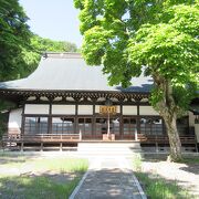 高台に建つ、展望が良い寺です