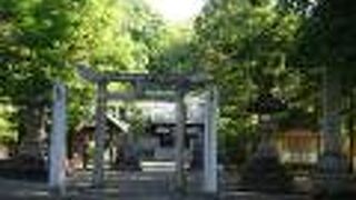 酒折宮、駐車場あり。