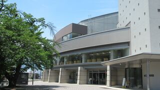 通称レザンホールです