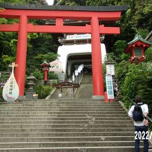 朱の鳥居です。