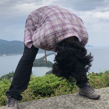 さっそく「股のぞき」