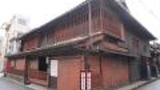 赤いベンガラのしっかりした構えの建物