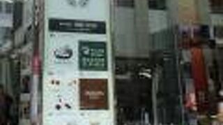 1階のスイーツのお店が大賑わい