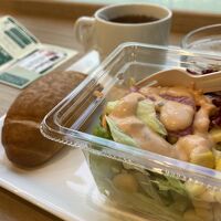 サラダは取り分けではなく、一人用になっている。