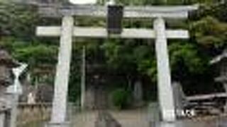 江ノ電江ノ島駅の北側のエリアにあります。