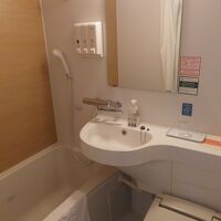 バスルームも必要最低限が揃っている