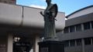 鹿児島県文化センター前にある銅像