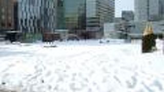 駅前で雪遊びができそう